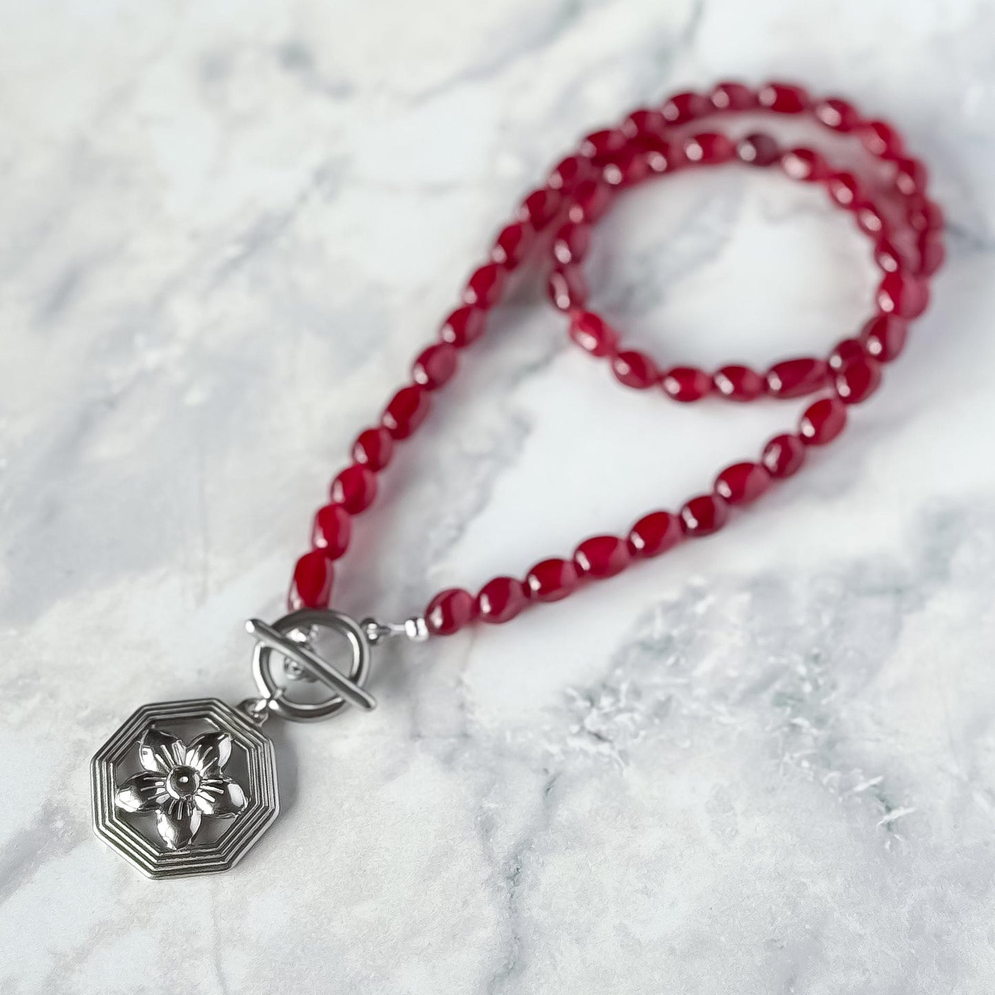 Red Beaded Necklace with Geometric Flower Pendant – 90s Vintage-Inspired Jewelry for Women