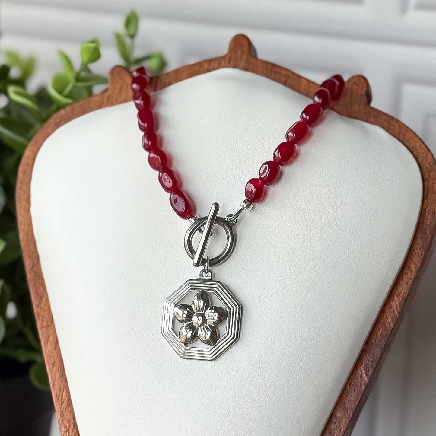 Red Beaded Necklace with Geometric Flower Pendant – 90s Vintage-Inspired Jewelry for Women