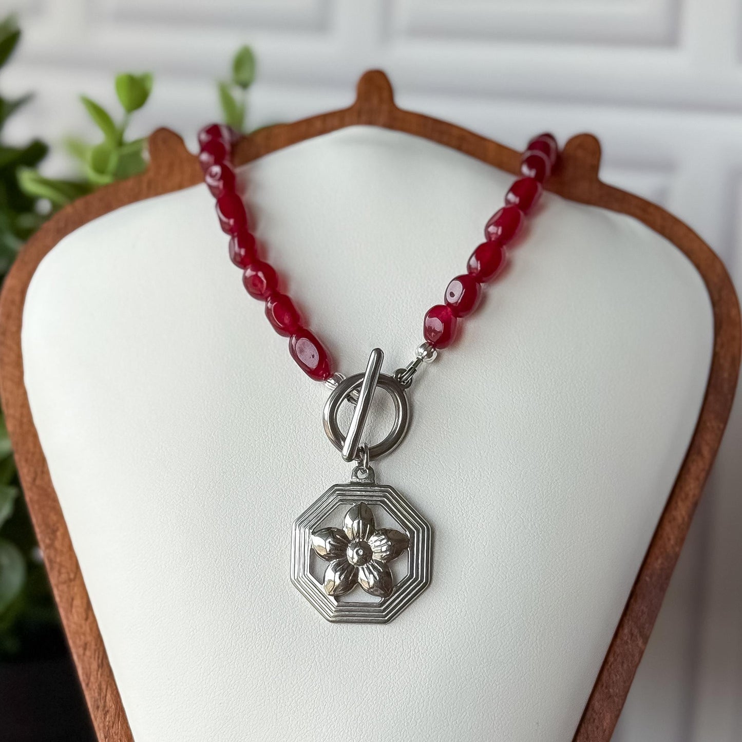 Red Beaded Necklace with Geometric Flower Pendant – 90s Vintage-Inspired Jewelry for Women