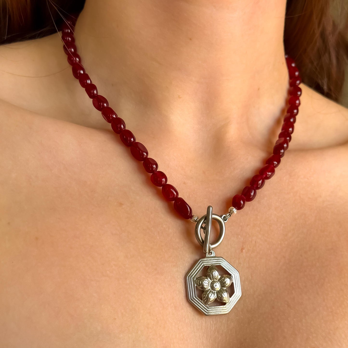Red Beaded Necklace with Geometric Flower Pendant – 90s Vintage-Inspired Jewelry for Women