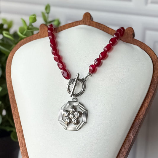 Red Beaded Necklace with Geometric Flower Pendant – 90s Vintage-Inspired Jewelry for Women